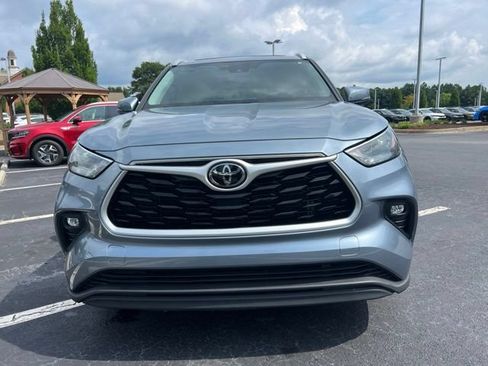 Used 2022 Toyota Highlander XLE FWD image 3