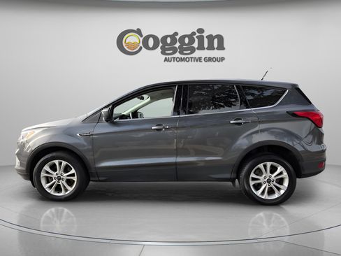 Used 2019 Ford Escape SE image 2