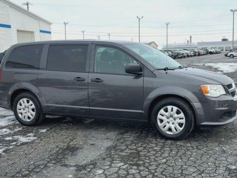 Used 2020 Dodge Grand Caravan SE w/ UConnect Hands-Free Group image 2