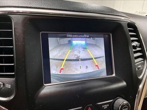 Used 2019 Jeep Grand Cherokee Laredo AWD/4WD image 27