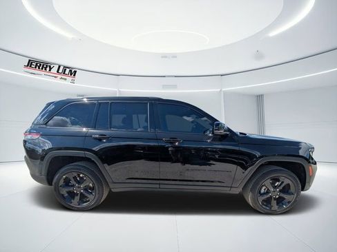 New 2025 Jeep Grand Cherokee Altitude AWD/4WD image 2