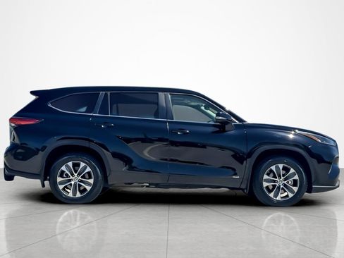 Used 2023 Toyota Highlander XLE AWD/4WD image 6