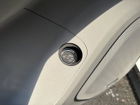 Used 2022 GMC Acadia SLT image 11