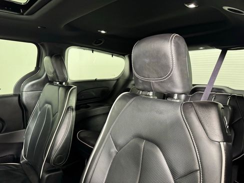 Used 2025 Chrysler Pacifica Limited image 26