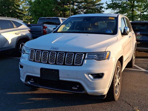Used 2019 Jeep Grand Cherokee Overland AWD/4WD image 2