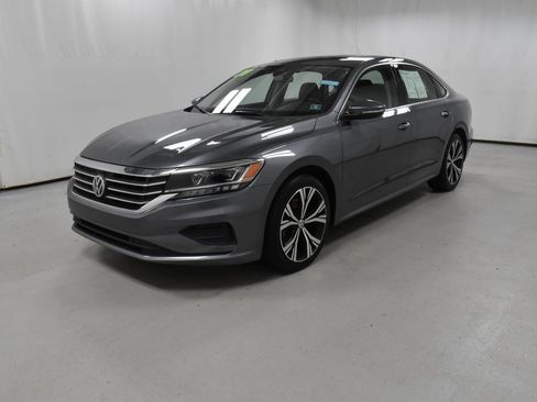 Used 2020 Volkswagen Passat 2.0T SEL image 2