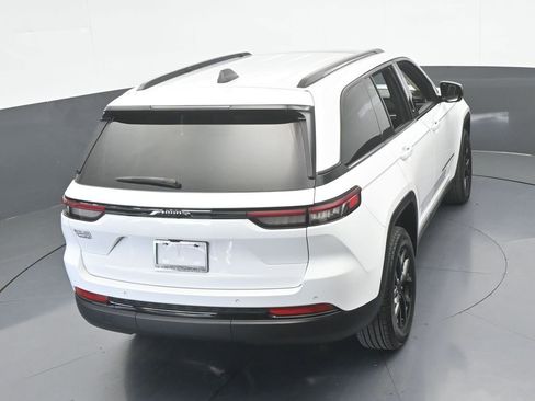 Used 2024 Jeep Grand Cherokee Altitude image 56