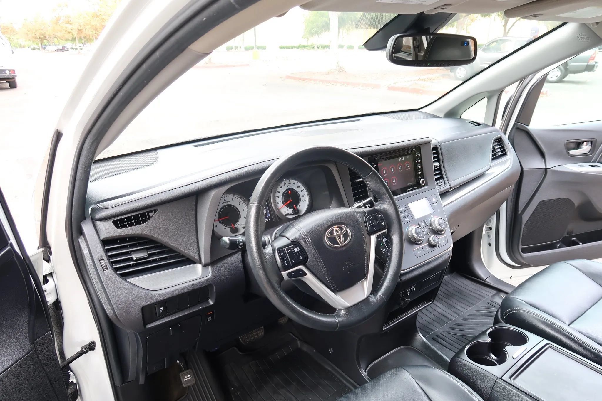 Used 2018 Toyota Sienna SE w/ Carpet Mat Package FWD image 10