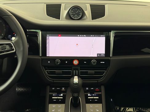Used 2026 Porsche Macan AWD/4WD image 28