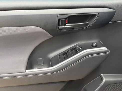 Used 2023 Toyota Highlander LE image 11