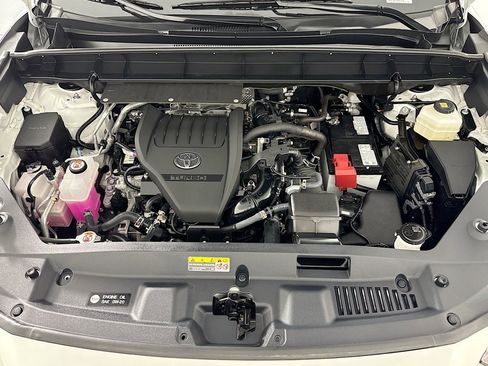 Used 2024 Toyota Highlander XLE FWD image 11