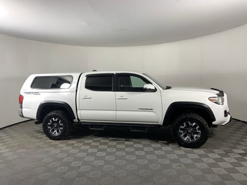 Used 2016 Toyota Tacoma TRD Off-Road image 2