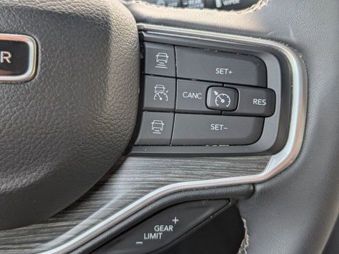 Used 2024 Jeep Wagoneer L Series II RWD image 17