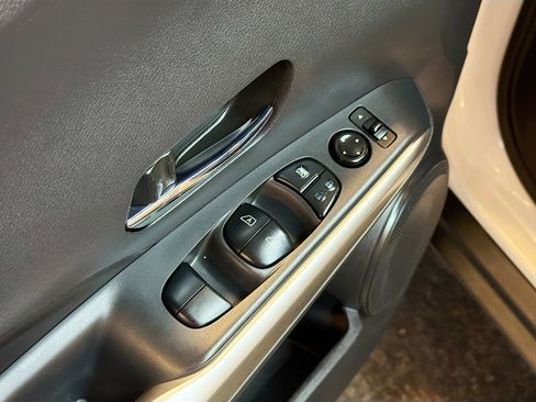 Used 2019 Nissan Kicks SR w/ SR Premium Package FWD image 15