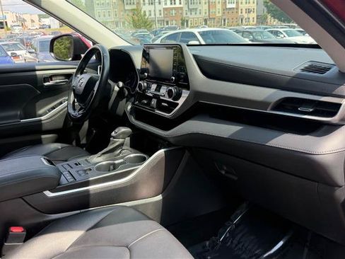 Used 2021 Toyota Highlander XLE AWD/4WD image 16