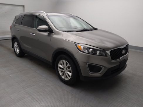 Used 2017 Kia Sorento LX w/ LX Convenience Package image 11