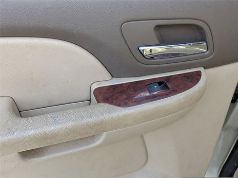 Used 2013 Chevrolet Suburban 2500 LT image 16