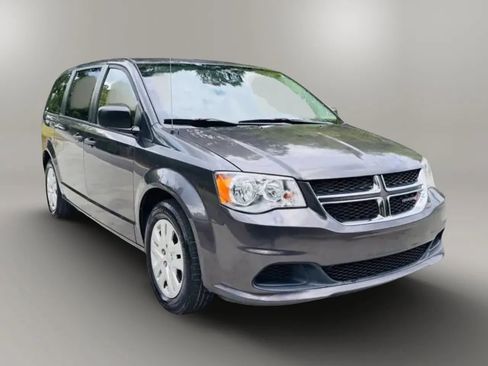 Used 2019 Dodge Grand Caravan SE w/ UConnect Hands-Free Group FWD image 3