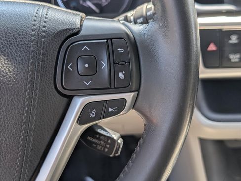 Used 2019 Toyota Highlander XLE AWD/4WD image 25