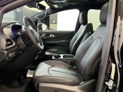 New 2026 Chrysler Pacifica Select image 14