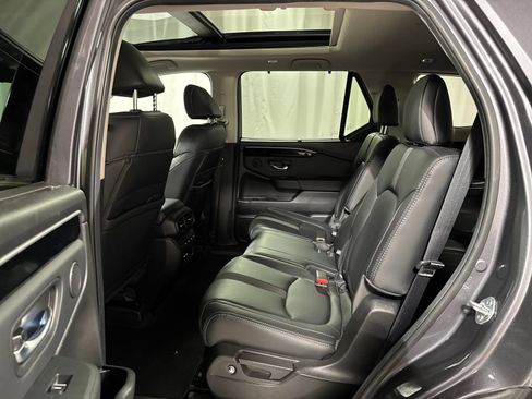 Used 2025 Honda Pilot Touring image 5