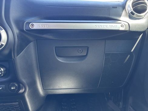 Used 2017 Jeep Wrangler Unlimited Rubicon w/ Cold Weather Group AWD/4WD image 19