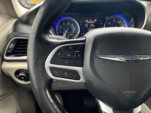 Used 2020 Chrysler Pacifica Touring-L image 12