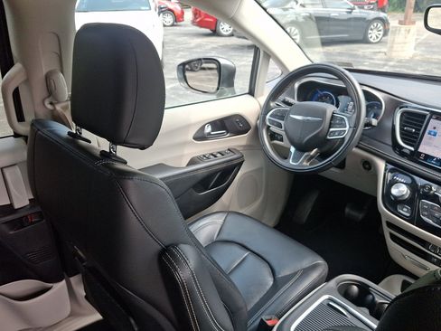 Used 2022 Chrysler Pacifica Touring-L AWD/4WD image 15