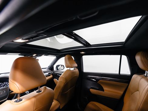 Certified 2022 Toyota Highlander Platinum image 5