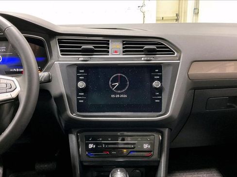 Used 2024 Volkswagen Tiguan SE w/ Panoramic Sunroof Package FWD image 6