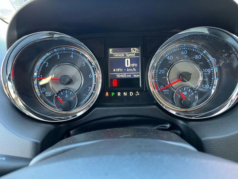 Used 2016 Chrysler Town & Country Touring image 22