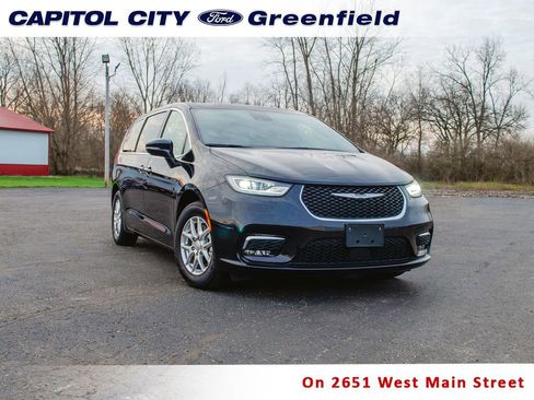 Used 2025 Chrysler Pacifica Select image 1