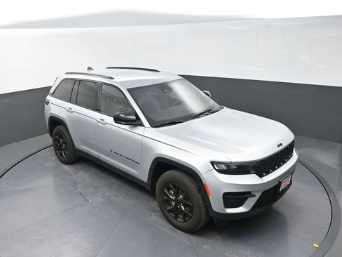 Used 2024 Jeep Grand Cherokee Altitude image 12