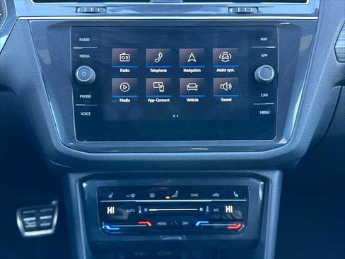 Used 2022 Volkswagen Tiguan SEL R-Line image 26