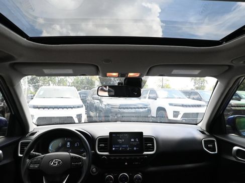 Used 2025 Hyundai Venue SEL FWD image 25