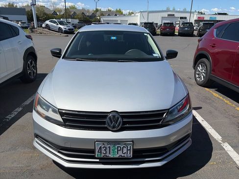 Used 2015 Volkswagen Jetta SE FWD image 1