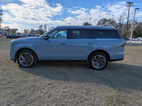 Used 2025 Lincoln Navigator Reserve image 7