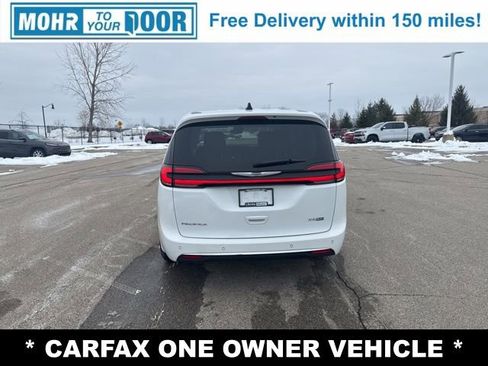 Used 2023 Chrysler Pacifica Touring-L image 4