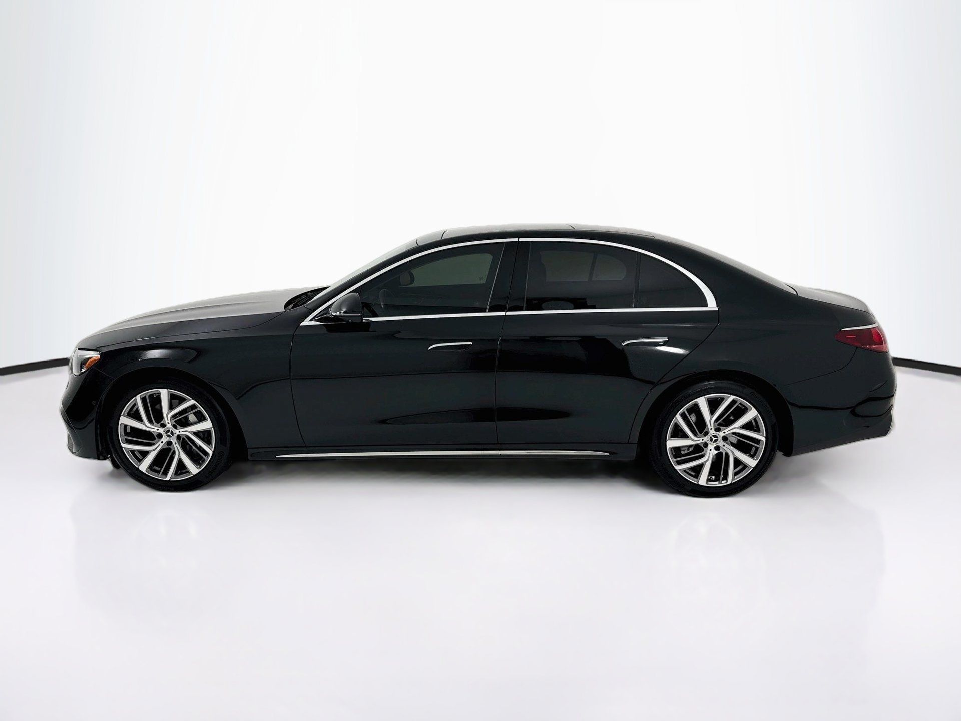 Used 2025 Mercedes-Benz E 350 4MATIC Sedan image 5