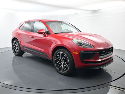 Certified 2025 Porsche Macan AWD/4WD image 17