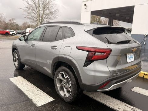 Used 2025 Chevrolet Trax LT w/ LT Convenience Package image 6