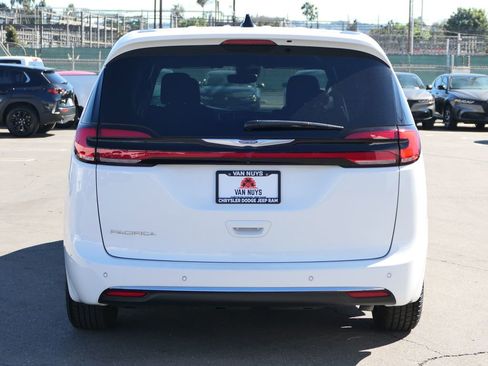 Used 2024 Chrysler Pacifica Touring image 6