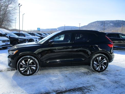 Certified 2023 Volvo XC40 B5 Ultimate w/ Protection Package Premier image 8