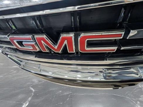 Used 2023 GMC Yukon SLT w/ SLT Premium Package AWD/4WD image 9
