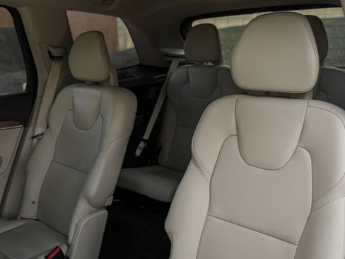 Used 2022 Volvo XC90 T6 Momentum w/ Advanced Package image 24