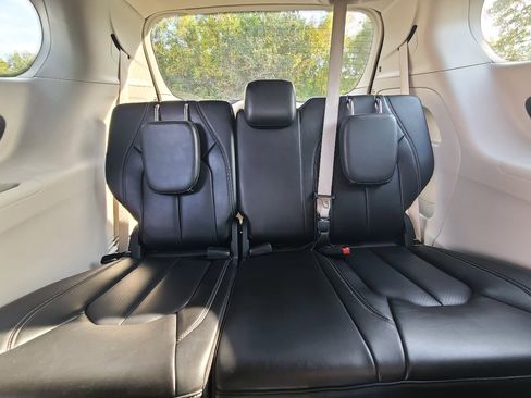 Used 2023 Chrysler Pacifica Touring-L image 12