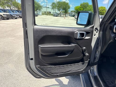 Used 2022 Jeep Gladiator Sport image 12