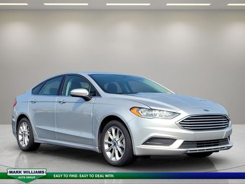 Used 2017 Ford Fusion SE FWD image 1