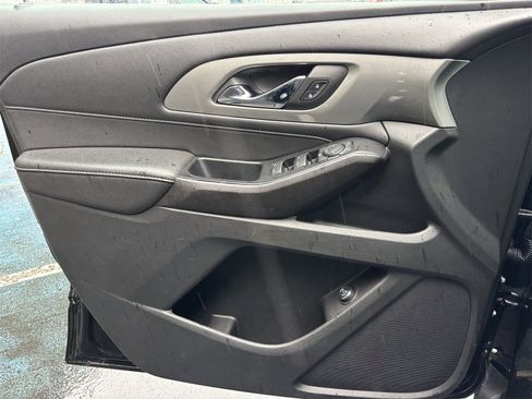 Used 2023 Chevrolet Traverse LT image 17