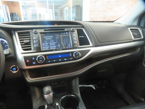 Used 2017 Toyota Highlander XLE FWD image 41
